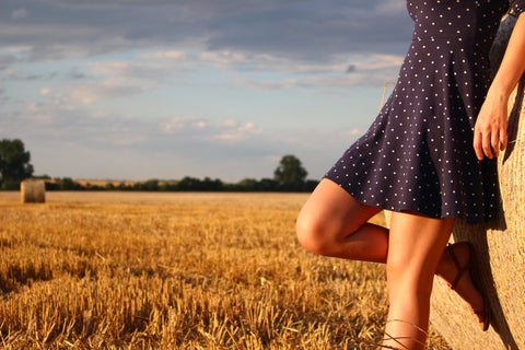 Chica con un vestido negro estampado de polka dots