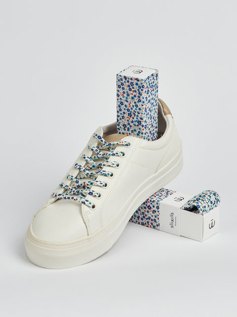 Zapatillas adidas blancas lisas con cordones estampados con flores azules