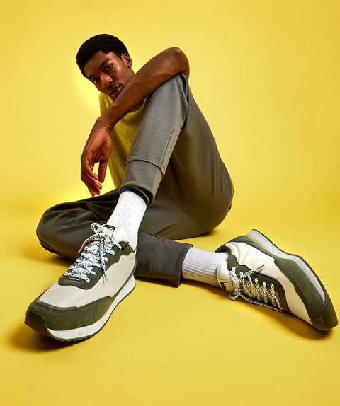 Chico con zapatillas con unos cordones estampados con lunares
