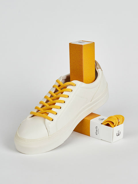 Zapatilla blanca con cordón amarillo en antelina