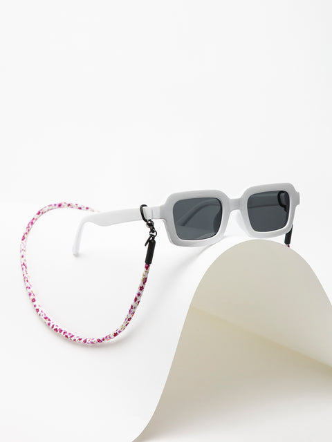 cordón para las gafas de sol estampado con flores rojas sobre blanco