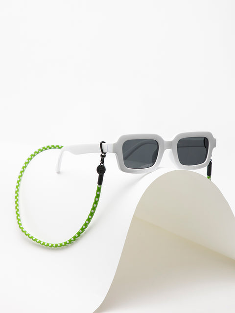 cordón para gafas de sol con lunares blancos sobre verde