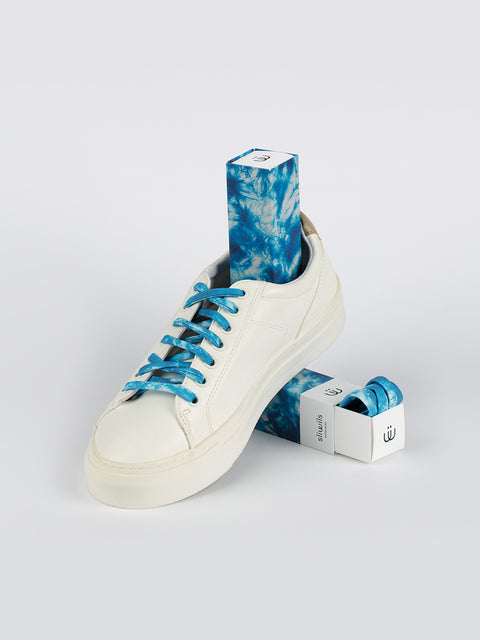 Zapatillas blancas con cordones tie dye