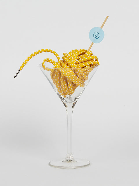 Copa con cordón de lunares blancos sobre amarillo