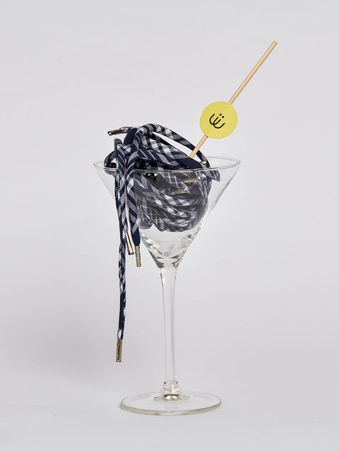 Un cordón con diseño escocés en blanco y azul