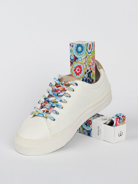 Zapatilla blanca con cordones de fantasía floral