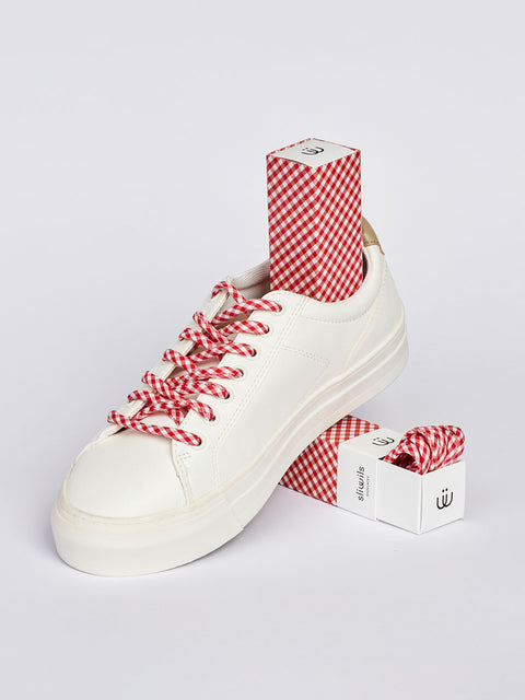 Tenis con cordones de cuadros vichy blanco y rojo
