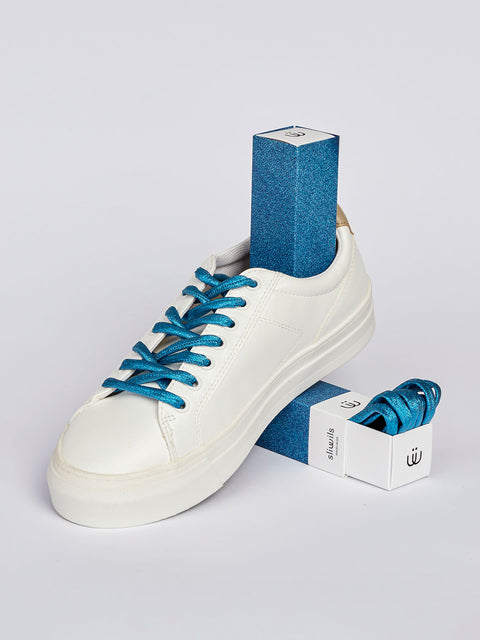 Zapatillas con cordones azules brillantes