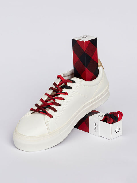 Tenis con cordones de cuadros escoceses en rojo y negro