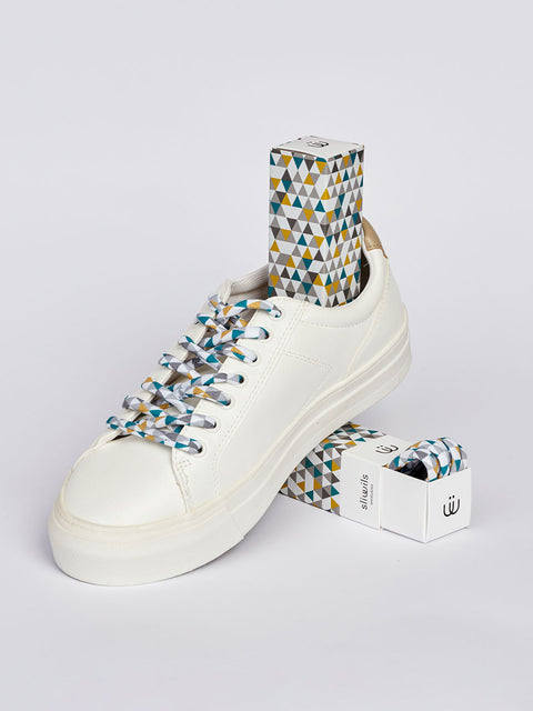 Zapatillas blancas con cordones de triángulos amarillos, grises y azules
