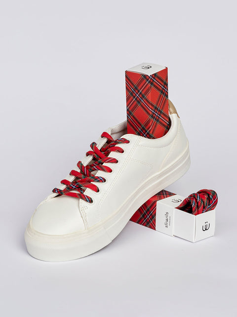 Zapatilla blanca adidas con cordones de cuadros escoceses rojos