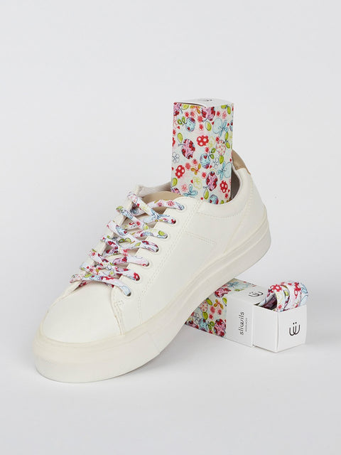 Zapatilla blanca con cordones de fantasía estampados con frutas y flores