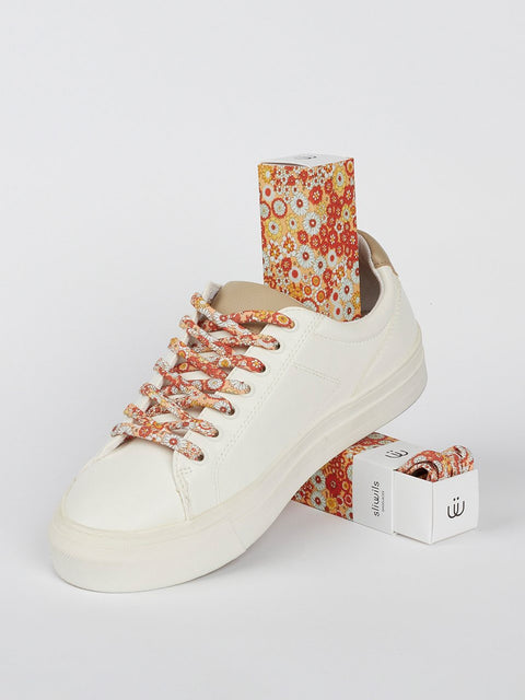 Zapatillas con cordones naranjas de flores