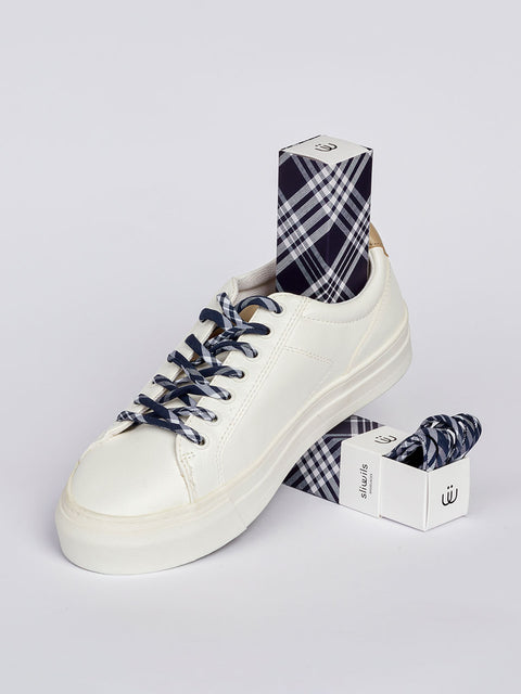 Bambas blancas con cordones de cuadros escoceses en blanco y azul