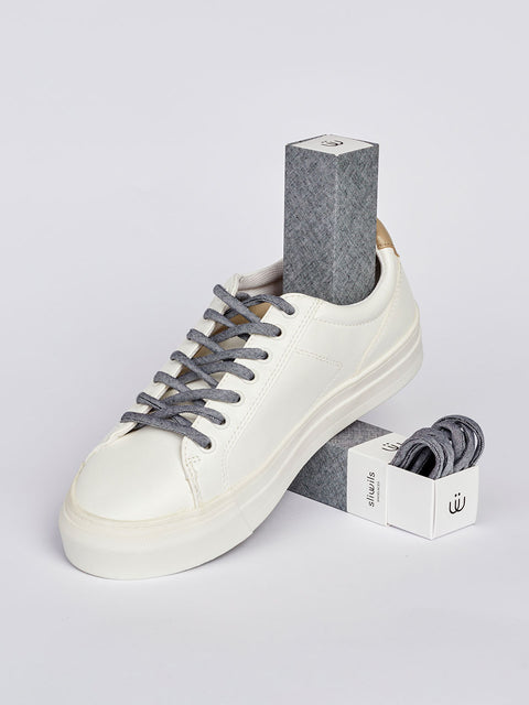 Zapatillas con cordones grises brillantes