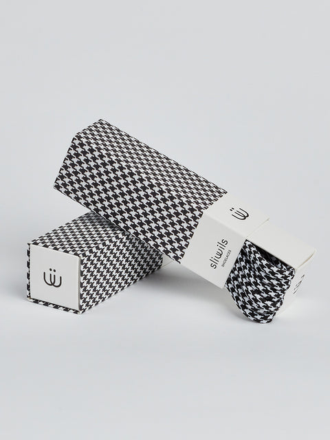 Cordones para bambas estampados con patrón geométrico blanco y negro