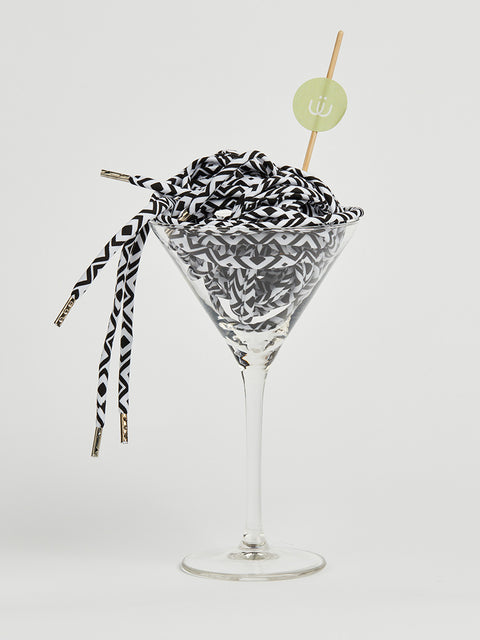 Cordón blanco y negro estampado metido en una copa