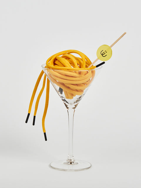 Copa con un cordón en color amarillo hecho en antelina
