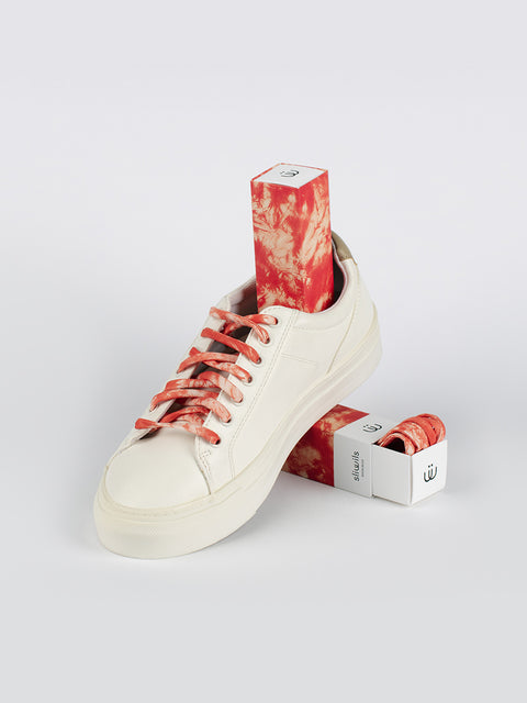 Zapatillas blancas con cordones tie dye rojos