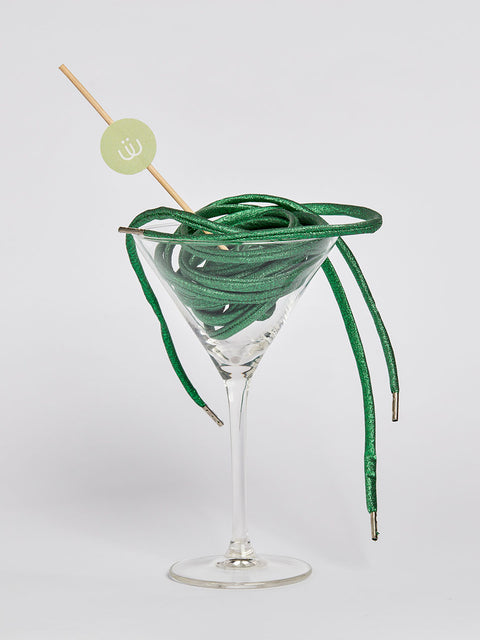 Cordón verde brillante metido en una copa