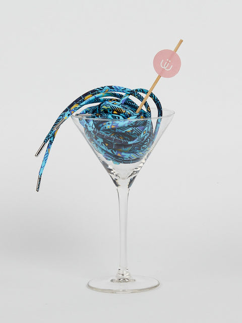 Cordón étnico azul enrollado en una copa