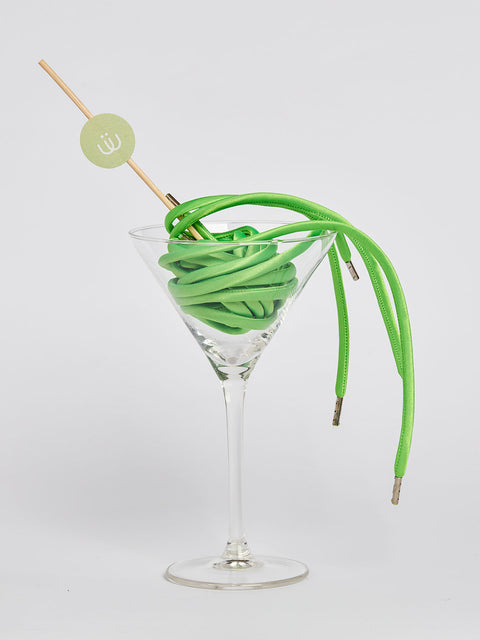Cordón verde fosforito metido en una copa