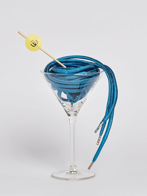 Una copa con un cordón azul brillante dentro