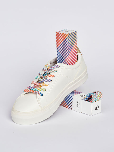 Zapatillas blancas con cordones multicolor de cuadros vichy