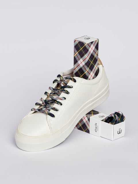 Tenis blancas con cordones de cuadros estilo escocés en varios colores