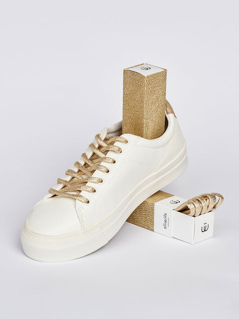 Cordones dorados con acabado brillante perfectos para zapatillas converse, nike o adidas