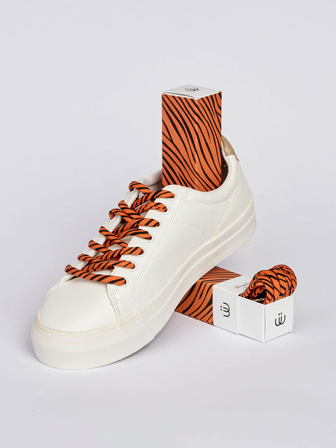 Cordones animal print tigre puestos en zapatillas