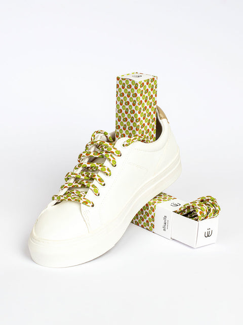 Cordones blancos, cordones con cuerdas en zapatillas de diferentes formas.